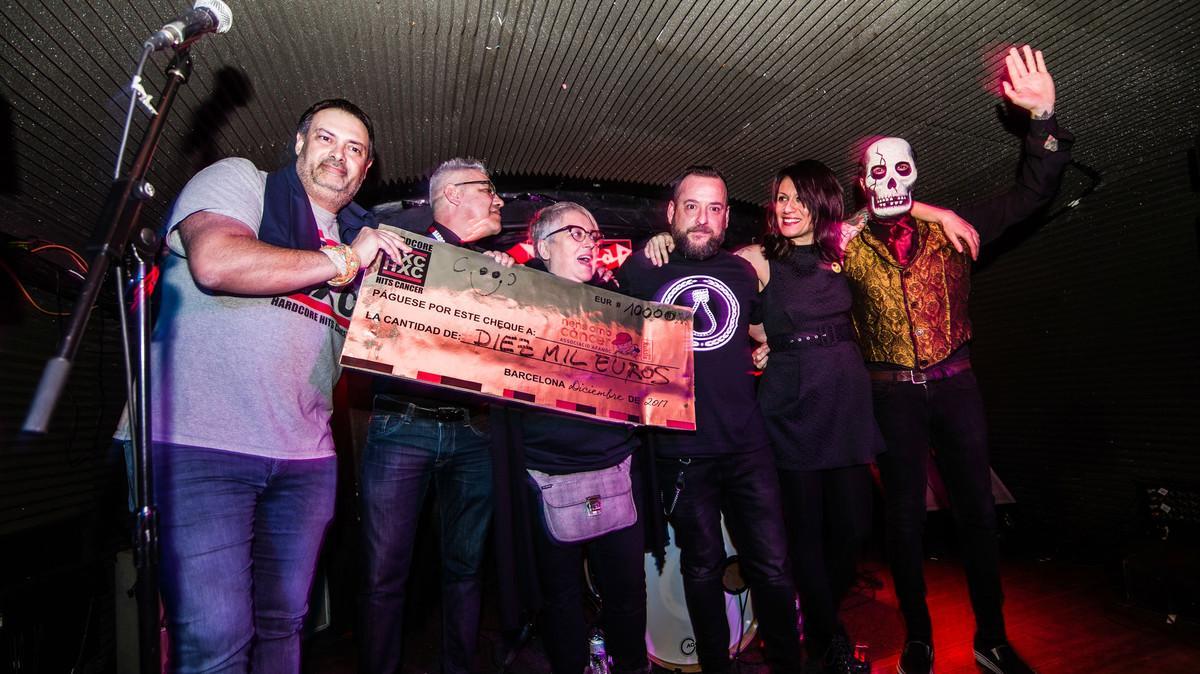 Miembros de Hardcore Hits Cancer entregan un cheque a la Casa de los Xuclis, el pasado diciembre