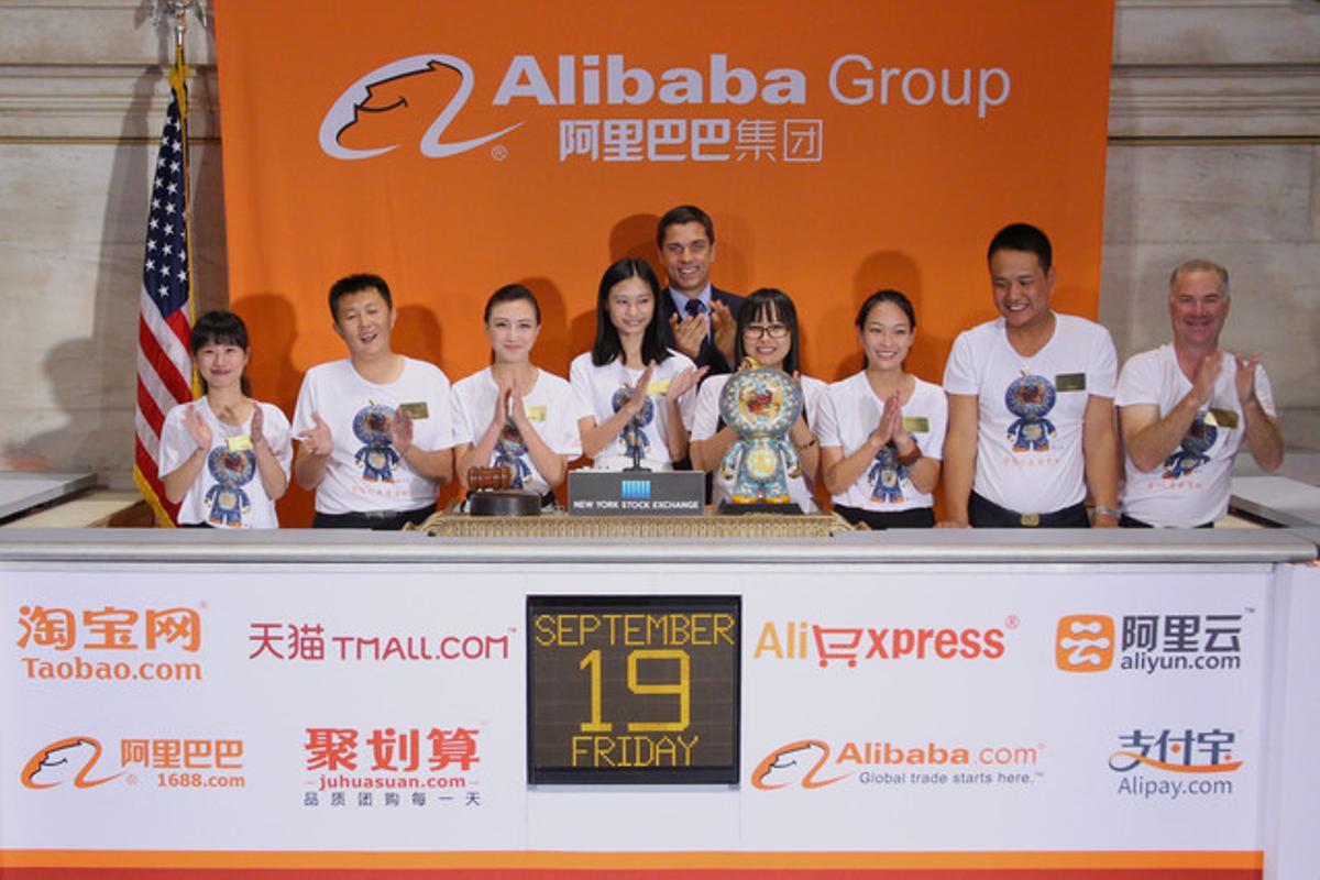 Directivos de Alibaba tocan la tradicional campana para celebrar su estreno en la bolsa de Nueva York.
