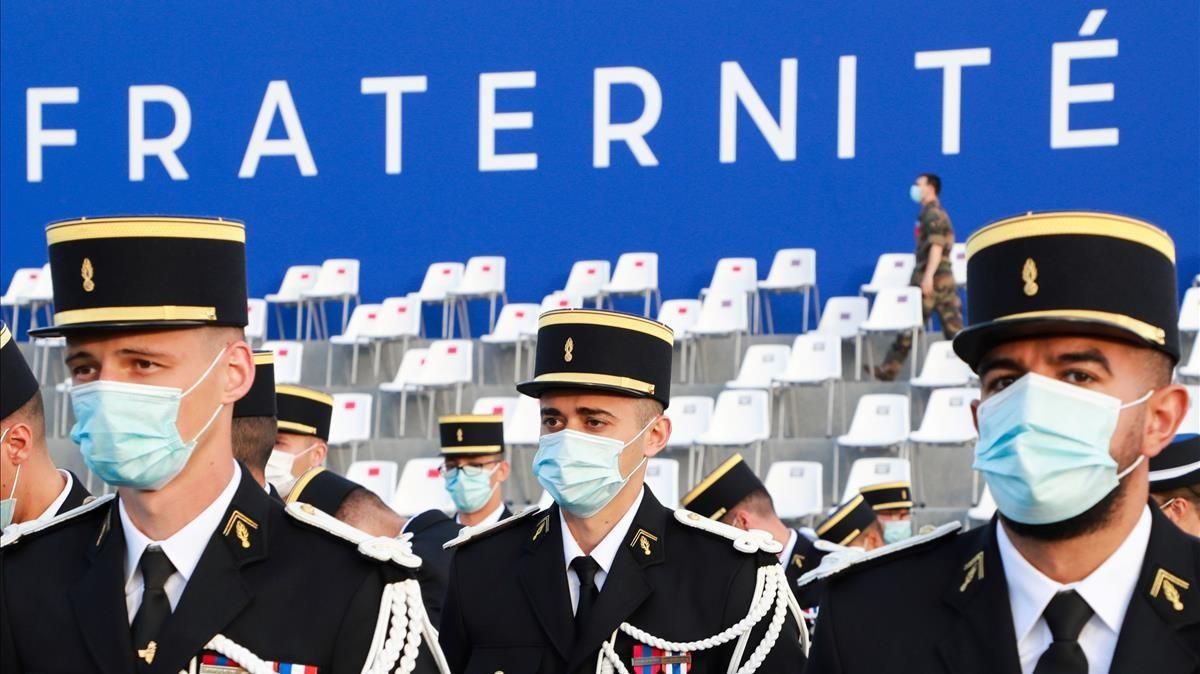 Gendarmes franceses en una ceremonia militar el pasado de julio en París. Gendarmes franceses en una ceremonia militar el pasado de julio en París.