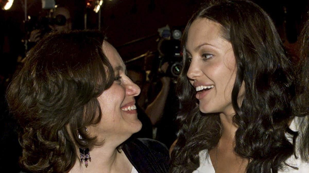 Angelina Jolie y su madre, en julio del 2001, en Los Ángeles. Angelina Jolie y su madre, en julio del 2001, en Los Ángeles.