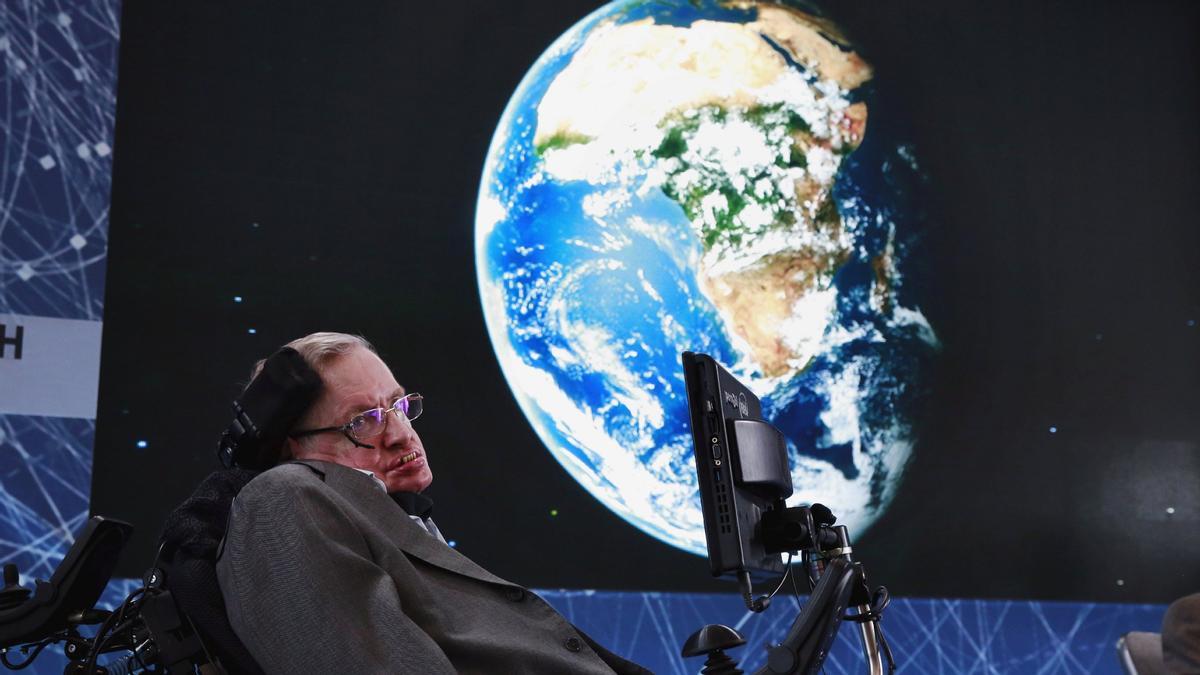 El físico Stephen Hawking durante un anuncio de la iniciativa Breakthrough Starshot con el inversionista Yuri Milner en Nueva York el 12 de abril de 2016.
