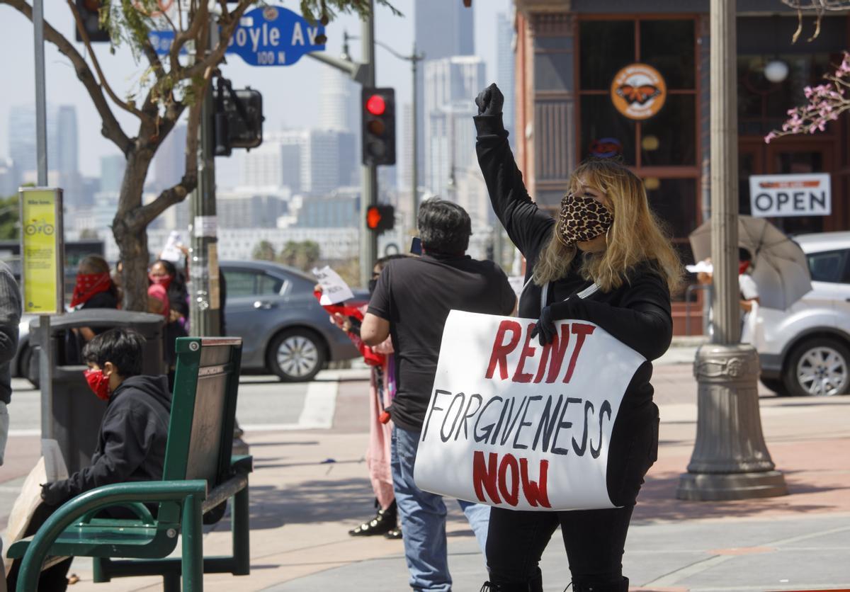 Fotografía de archivo, tomada en abril de 2020, en la que se registró a una mujer al exigir el perdón del pago de su alquiler inmobiliario por la pérdida de su empleo, durante la actual pandemia de la covid-19, en Los Ángeles (CA, EE.UU.). EFE/Eugene García