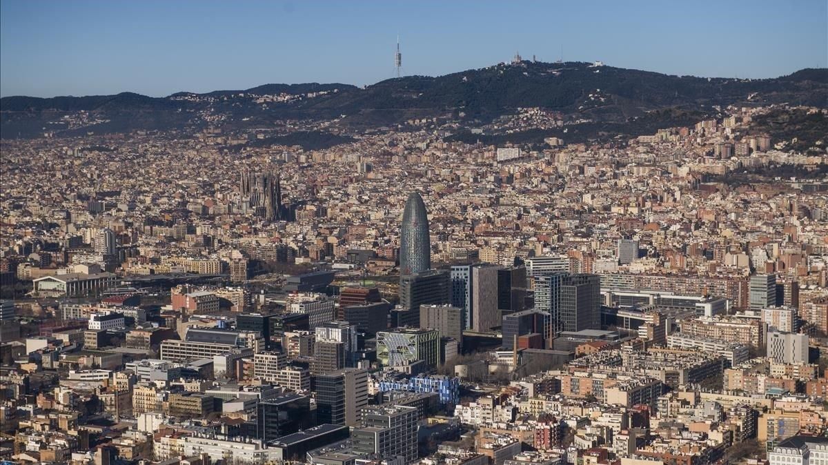 Vista de Barcelona con la Torre Agbar en el centro, uno de los edificios abiertos al público en esta edición del Open House. Vista de Barcelona con la Torre Agbar en el centro, uno de los edificios abiertos al público en esta edición del Open House.