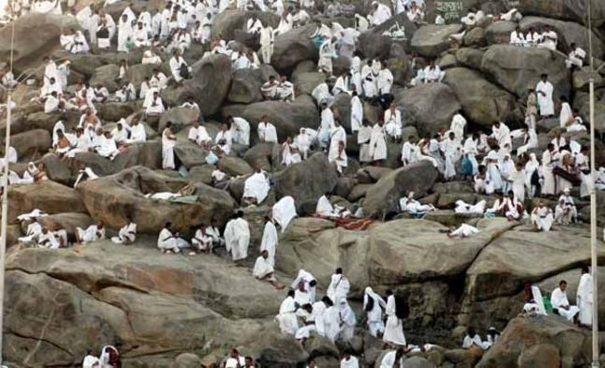 Peregrinos musulmanes realizan el rezo de alba antes de la salida del sol sobre el monte Arafat, a 19 kilómetros de la ciudad saudí de La Meca, para expiar sus pecados en el segundo día del hach o peregrinación mayor a La Meca (Arabia Saudí). Peregrinos musulmanes realizan el rezo de alba antes de la salida del sol sobre el monte Arafat, a 19 kilómetros de la ciudad saudí de La Meca, para expiar sus pecados en el segundo día del hach o peregrinación mayor a La Meca (Arabia Saudí).