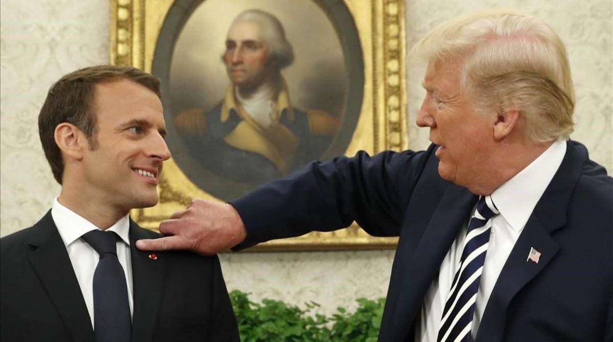 Momento en que Trump le quita la caspa a Macron. Momento en que Trump le quita la caspa a Macron.