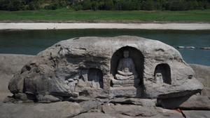 Una de las estatuas budistas de la isla de Foyeliang que han emergido tras secarse el río Yangtze, en China.