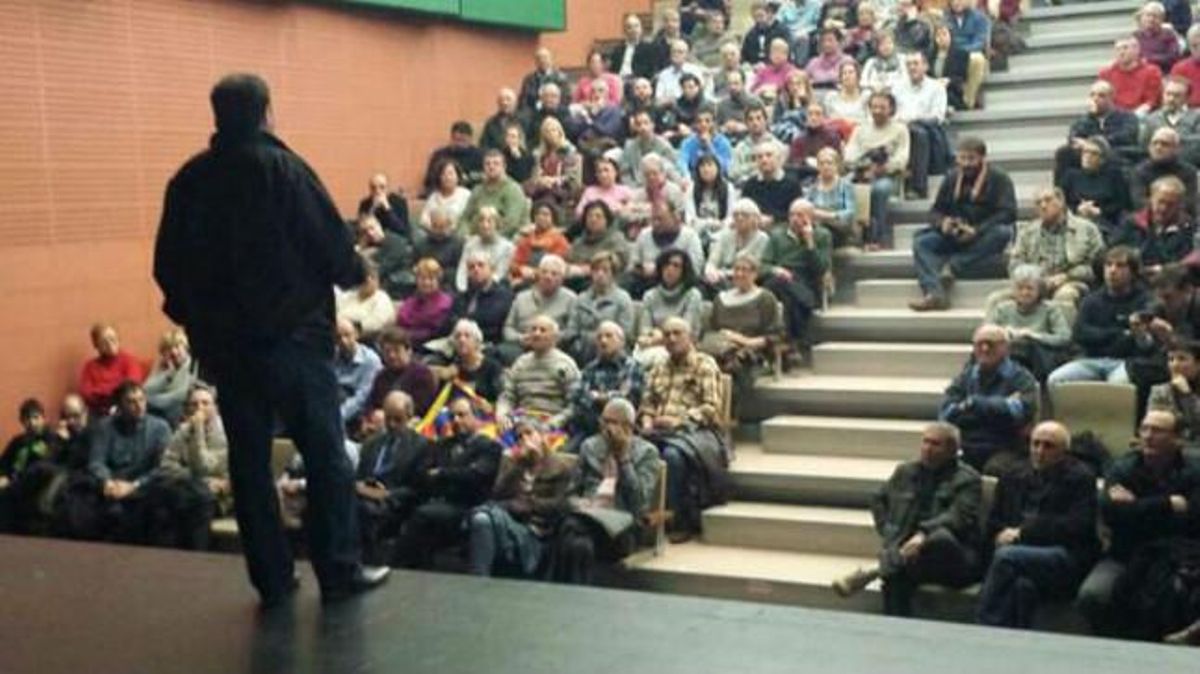 Junqueras (de espaldas) en el acto de este jueves de ERC celebrado en el Ateneo de Torrelles de Llobregat . Junqueras (de espaldas) en el acto de este jueves de ERC celebrado en el Ateneo de Torrelles de Llobregat .