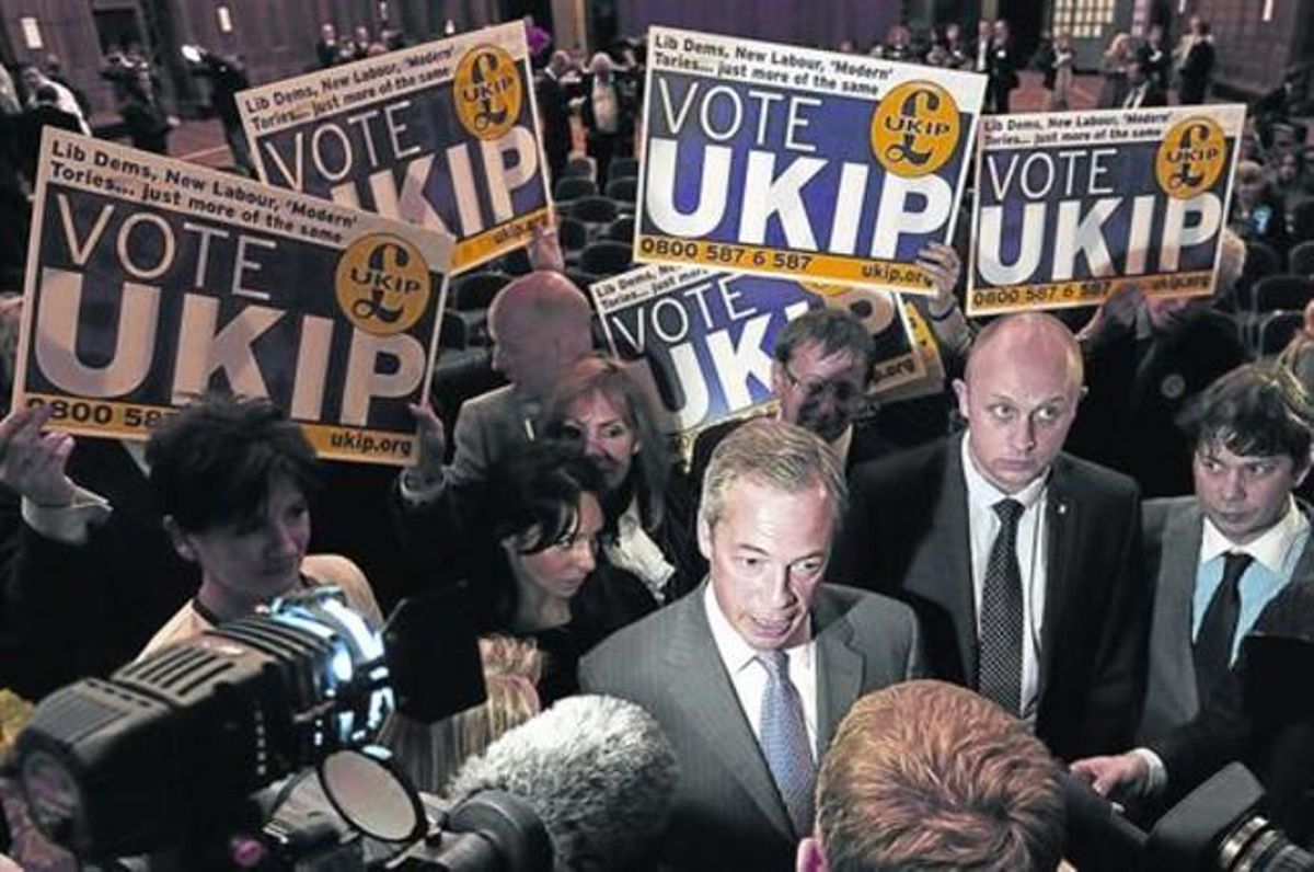 Nigel Farage habla con los medios tras conocer su victoria en la noche electoral. Nigel Farage habla con los medios tras conocer su victoria en la noche electoral.