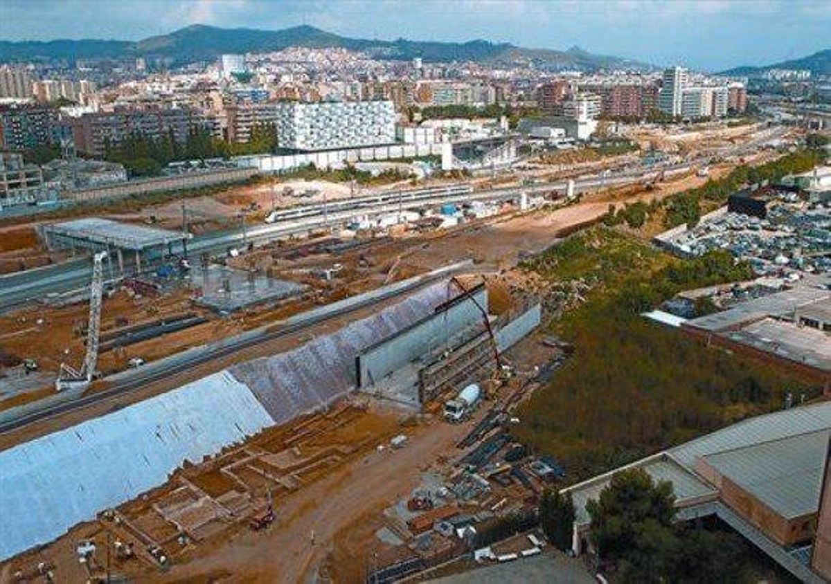 Villa de La Sagrera, abajo, ayer, con el futuro Pont del Treball Digne, a la izquierda. Villa de La Sagrera, abajo, ayer, con el futuro Pont del Treball Digne, a la izquierda.