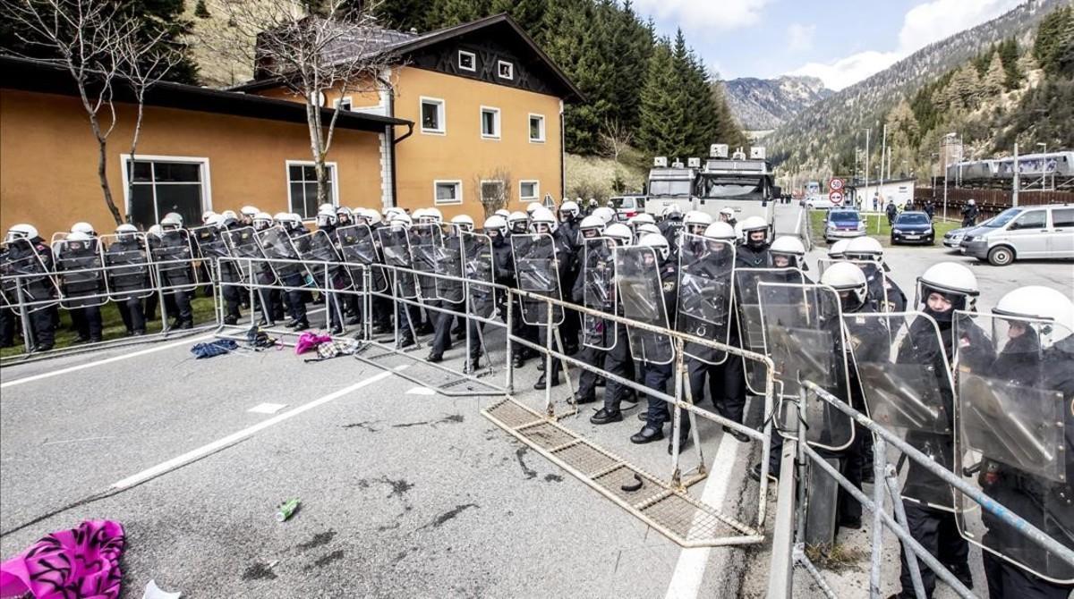 Cordón policial durante una manifestación contra los planes del Gobierno de Austria, en el paso fronterizo de Brenner, el día 24.