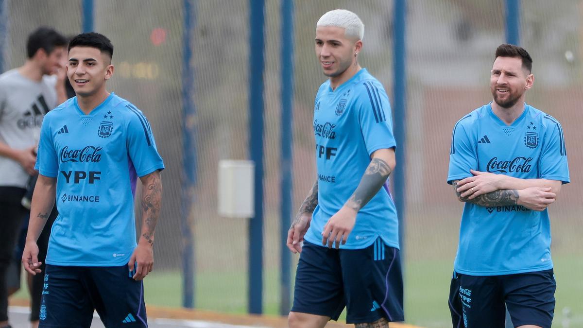 Almada, Enzo y Messi, en el entrenamiento de Argentina.