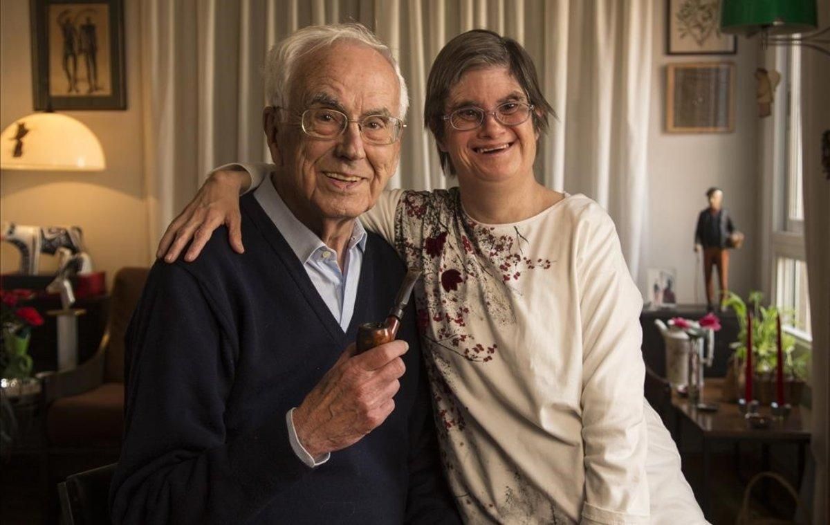 Josep Maria Espinàs y su hija Olga, en su casa, en abril del 2016. Josep Maria Espinàs y su hija Olga, en su casa, en abril del 2016.