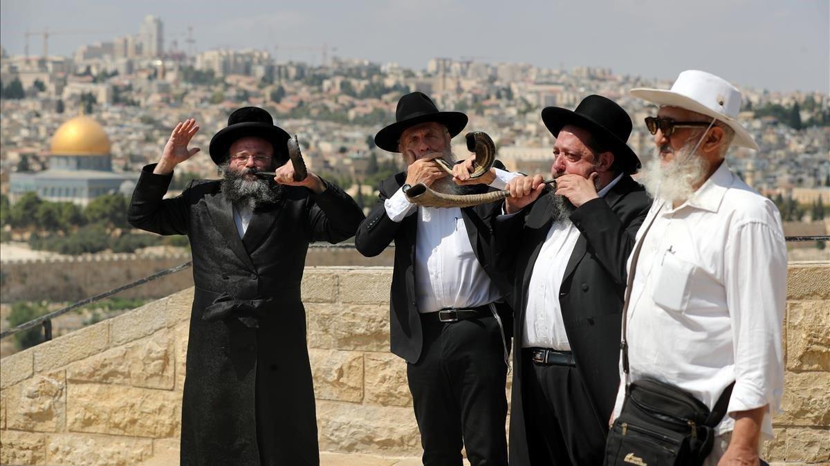 Judíos ultraortodoxos tocan el shofar, un instrumento litúrgico judío, con motivo de la festividad del Yom Kippur, este miércoles en Jerusalén. Judíos ultraortodoxos tocan el shofar, un instrumento litúrgico judío, con motivo de la festividad del Yom Kippur, este miércoles en Jerusalén.