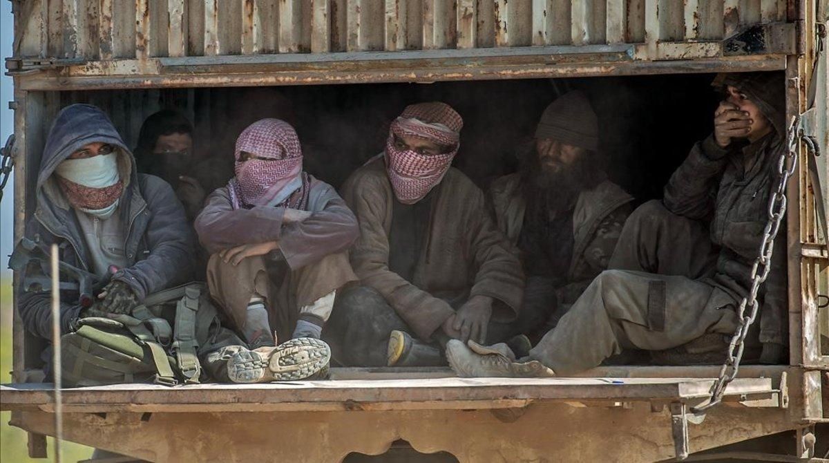 Traslado de yihadistas del Estado Islámico tras rendirse en Baghouz. Traslado de yihadistas del Estado Islámico tras rendirse en Baghouz.