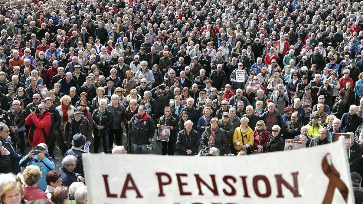 Concentración de pensionistas ante el Ayuntamiento de Bilbao, el 12 de marzo de este año. 