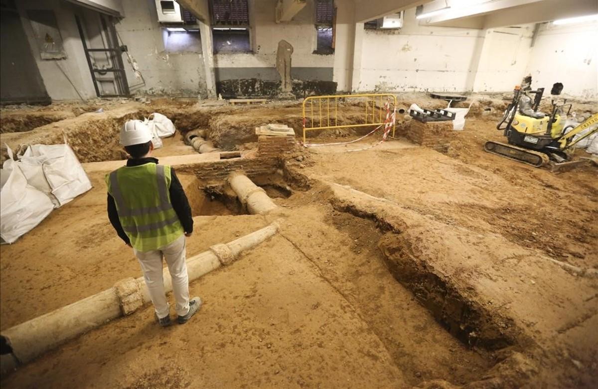 Descoberts uns 100 esquelets de fa més d'un segle al subsòl del carrer d'Aribau