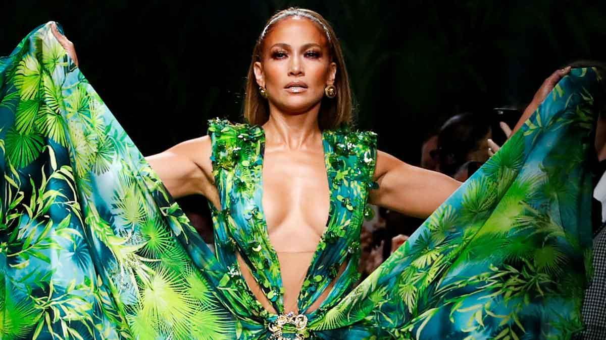 Jennifer Lopez desfila con un vestido de Versace que llevó en el año 2000.