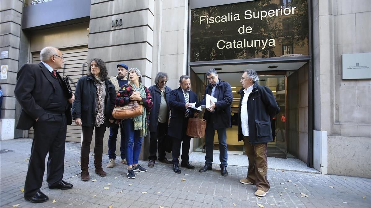 Familias afectadas y la asociación Aprodeme presentan la denuncia en fiscalía, el martes en Barcelona. Familias afectadas y la asociación Aprodeme presentan la denuncia en fiscalía, el martes en Barcelona.