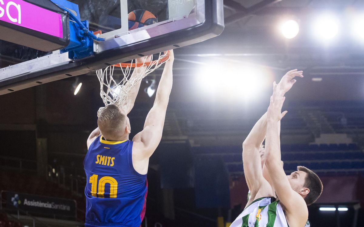 Smits anota una canasta en el Palau Blaugrana ante el Joventut. Smits anota una canasta en el Palau Blaugrana ante el Joventut.