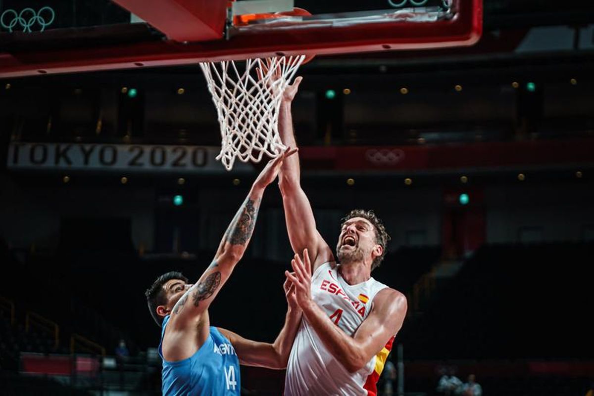 Pau Gasol anota una canasta en presencia del exmadridista Deck Pau Gasol anota una canasta en presencia del exmadridista Deck