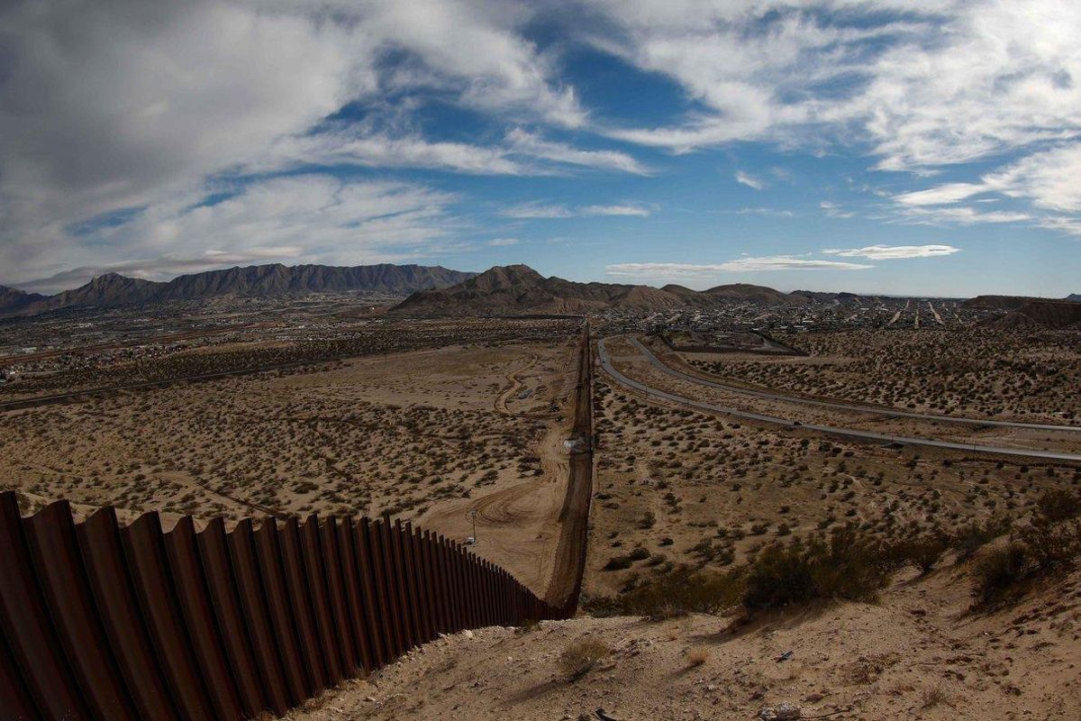 Los 14 mil millones de dólares que se le incautó a El Chapo serviría para construir el muro de Trump. Los 14 mil millones de dólares que se le incautó a El Chapo serviría para construir el muro de Trump.