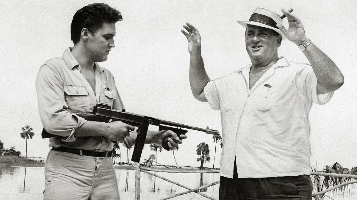 Elvis Presley, ’negociando’ con el coronel Parker en 1962.