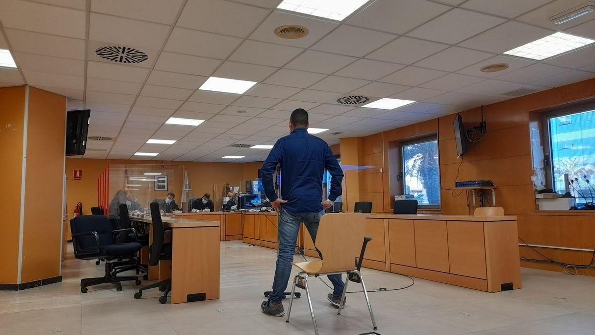 Acusado de violar en Tenerife a una joven a la que citó para cuidar a su hija Acusado de violar en Tenerife a una joven a la que citó para cuidar a su hija