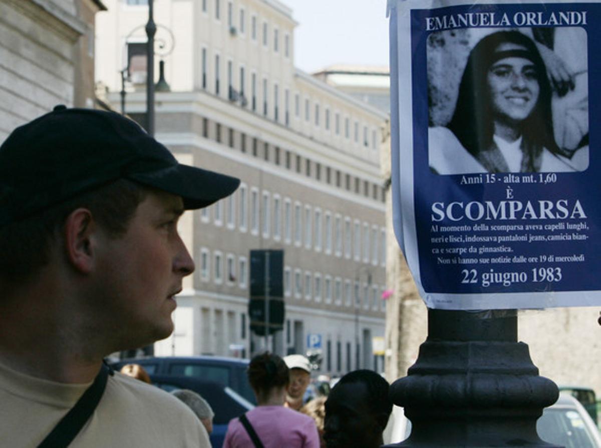 Imagen de junio del 2008 en la que un joven observa, en Roma, un póster que informa de la desaparición de Emanuela Orlandi, ocurrida el 22 de junio de 1983.