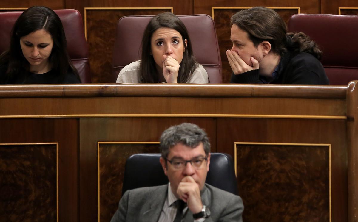 Pablo Iglesias e Irene Montero, de Unidos-Podemos, hablan en el Congreso de los Diputados. 