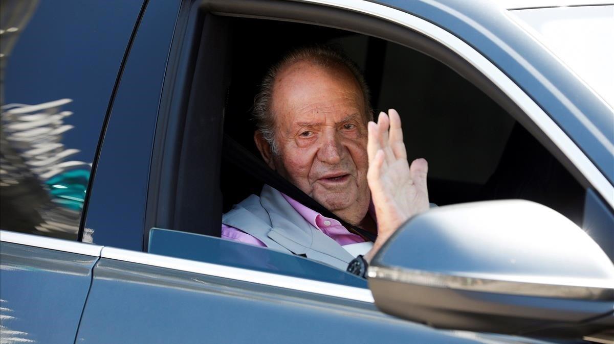 El rey emérito Juan Carlos I, a la salida de la Quirón de Madrid, el 31 de agosto del año pasado.