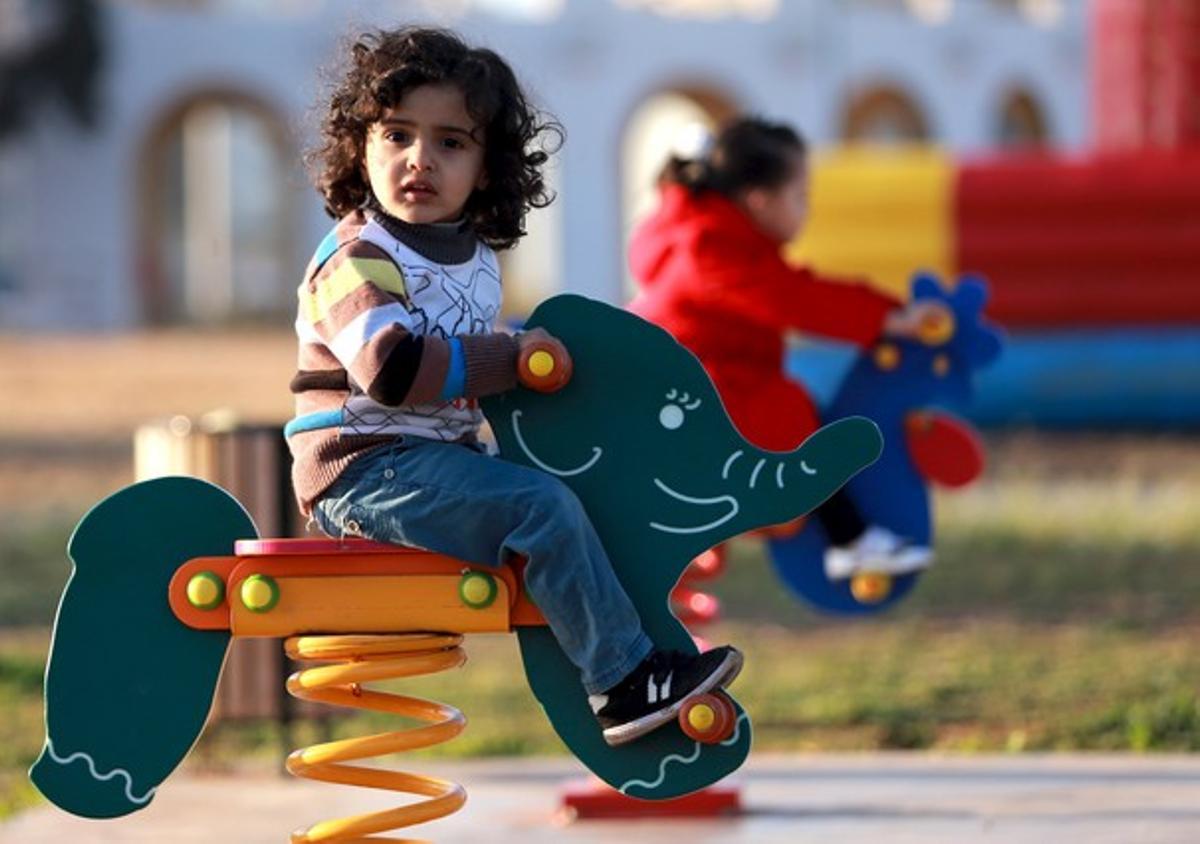Una niña juega en un parque de la ciudad libia de Bengasi.