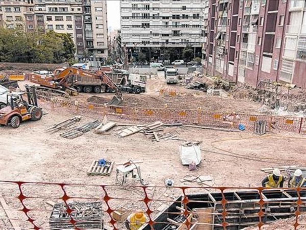 Obras de construcción de un aparcamiento en Menéndez Pelayo.