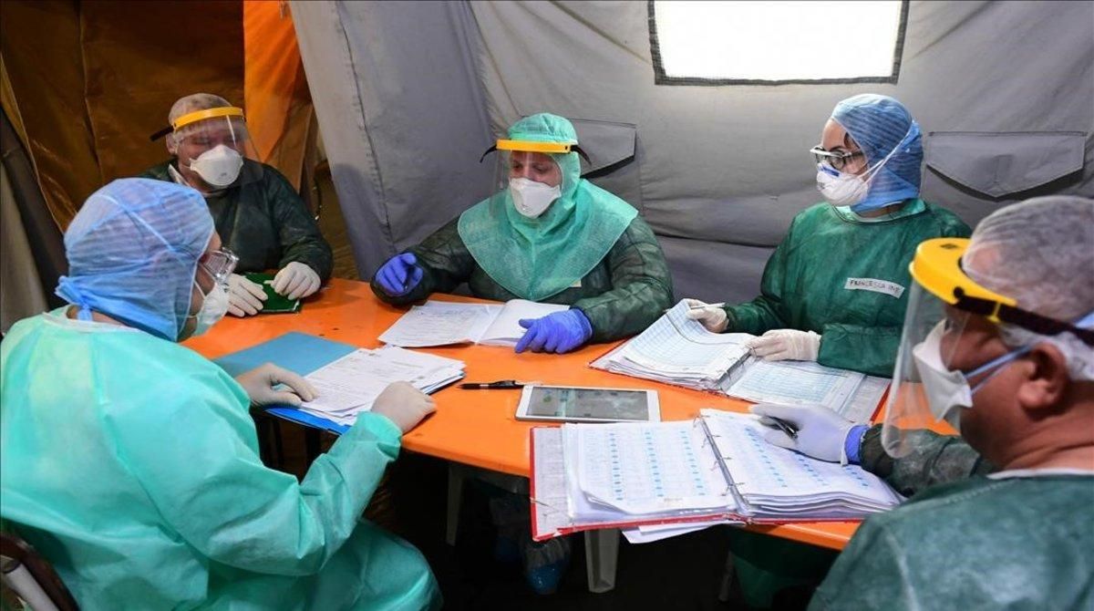 Uno de los médicos cubanos participa en una de las reuniones diarios sobre la evolución de la pandemia Uno de los médicos cubanos participa en una de las reuniones diarios sobre la evolución de la pandemia