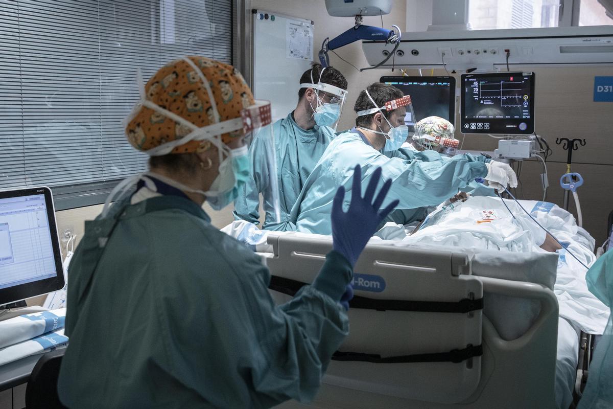 Un paciente ingresado por covid en la UCI del Hospital Vall d’Hebron de Barcelona.