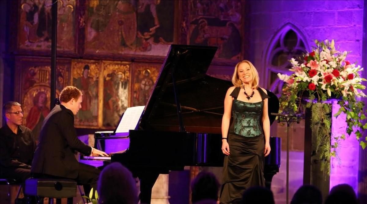 La soprano Carolyn Sampson, acompañada al piano por Joseph Middleton, durante el recital que ofreció en la capilla de santa Ágata, dentro del festival LIFE Victoria Barcelona. La soprano Carolyn Sampson, acompañada al piano por Joseph Middleton, durante el recital que ofreció en la capilla de santa Ágata, dentro del festival LIFE Victoria Barcelona.