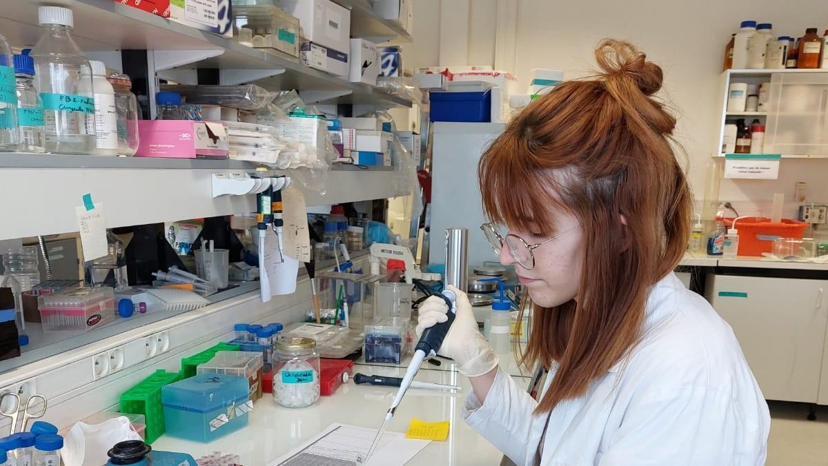 La neurocientífica Jeniffer Sanguino Gómez, en su laboratorio en la Universidad de Ámsterdam. La neurocientífica Jeniffer Sanguino Gómez, en su laboratorio en la Universidad de Ámsterdam.
