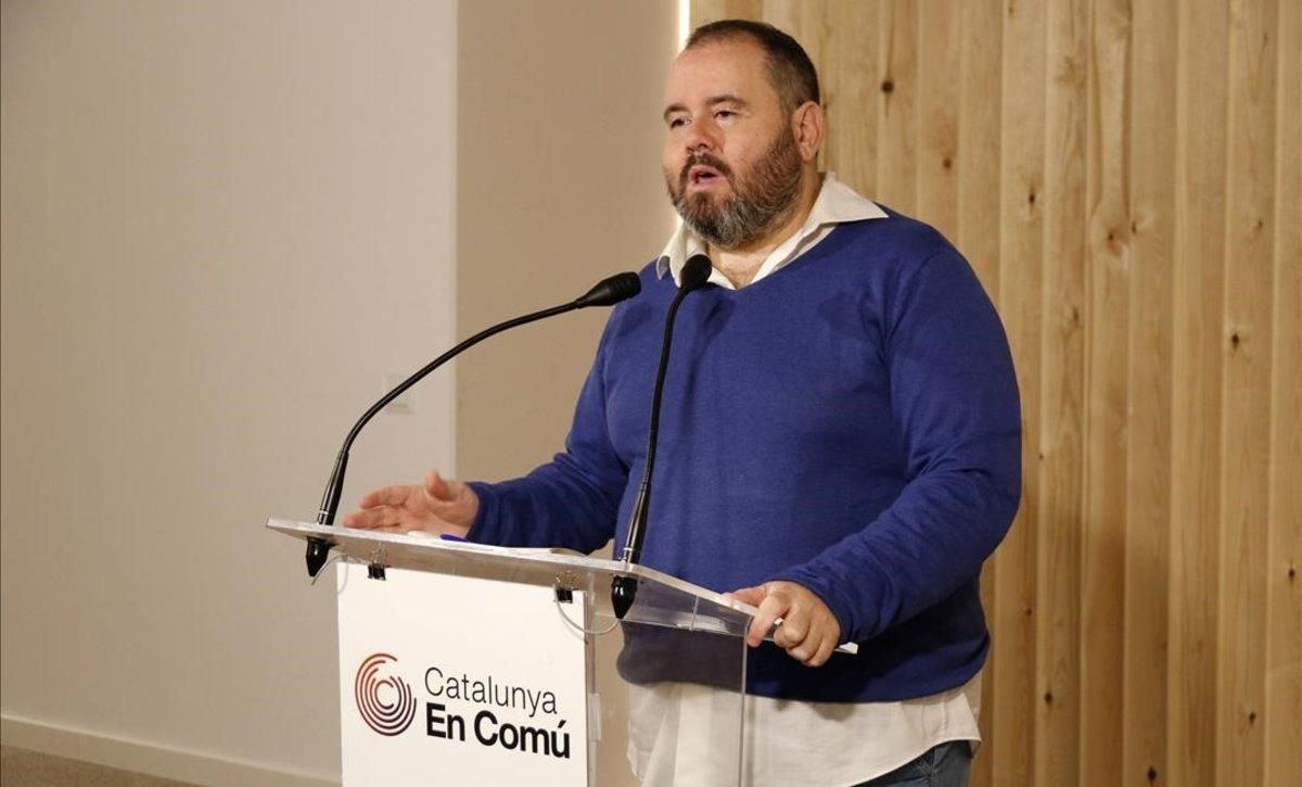 El portavoz de Catalunya en Comú, Joan Mena, en una rueda de prensa. El portavoz de Catalunya en Comú, Joan Mena, en una rueda de prensa.