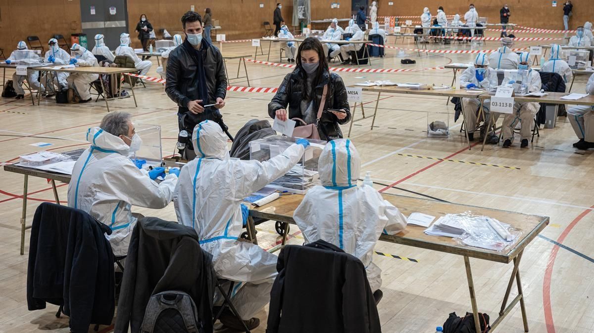Votación con los miembros de la mesa con los epis puestos, en el Pabellón Esportiu de la Espanya Industrial. Votación con los miembros de la mesa con los epis puestos, en el Pabellón Esportiu de la Espanya Industrial.