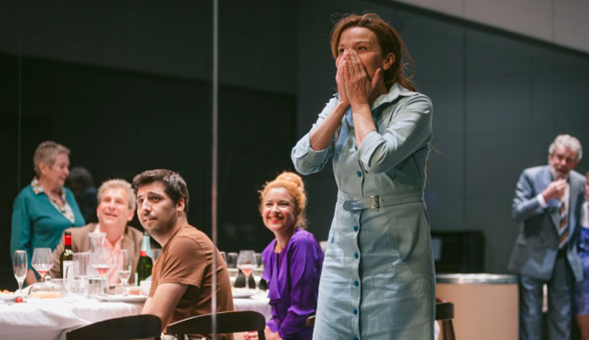 Cristina Genebat, con el resto del elenco, en un momento de ’Les tres germanes’ Cristina Genebat, con el resto del elenco, en un momento de ’Les tres germanes’
