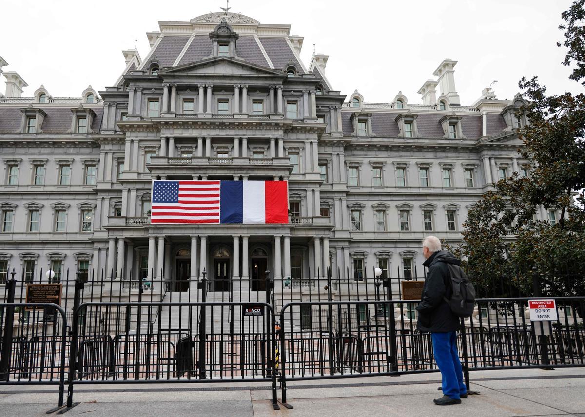 Las banderas de Estados Unidos y Francia adornan el edificio Eisenhower de Washington para la visita de Emmanuel Macron. 