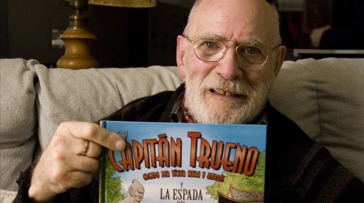 Víctor Mora con un ejemplar de ’El Capitán Trueno’, en su casa en el 2012. Víctor Mora con un ejemplar de ’El Capitán Trueno’, en su casa en el 2012.
