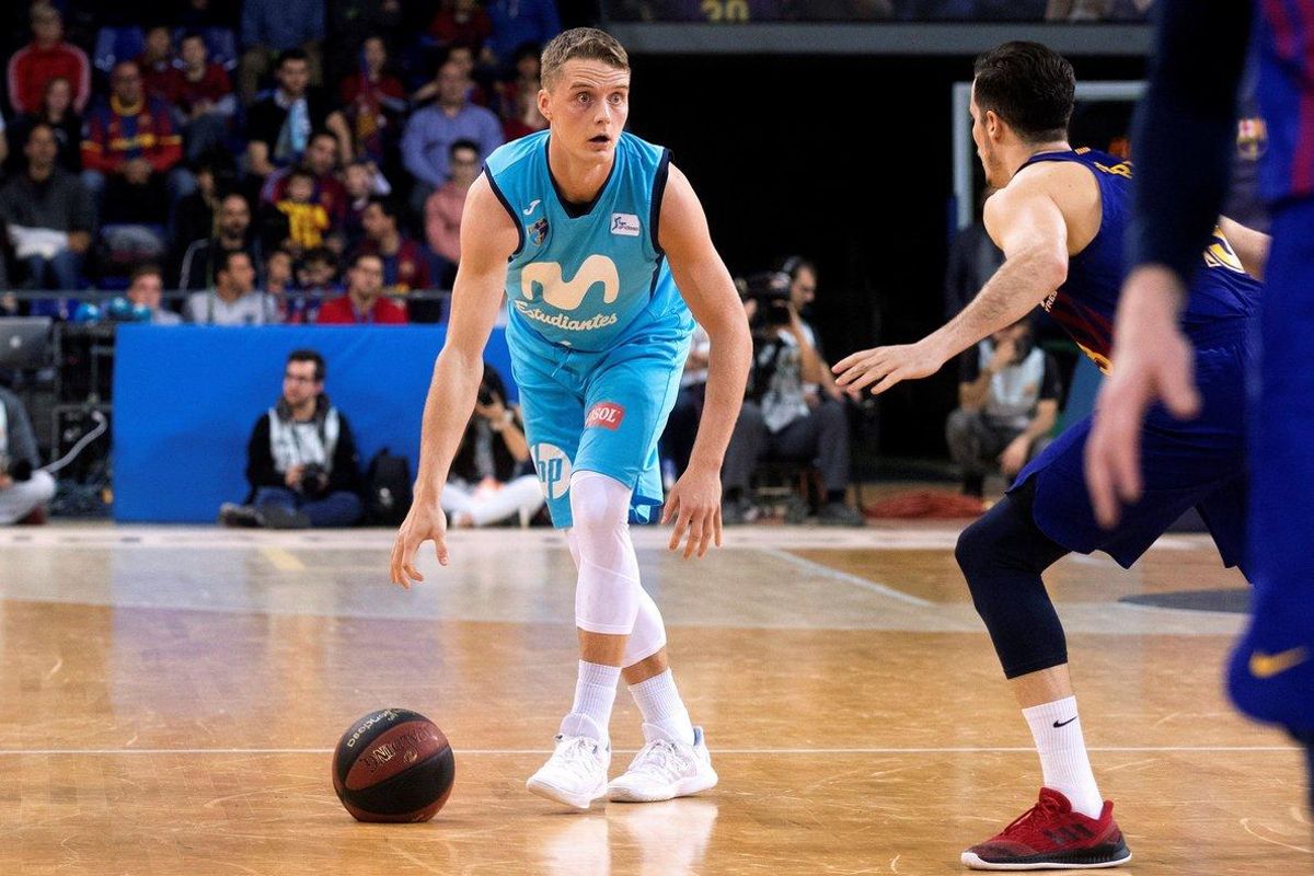 El base de Estudiantes, Ludde Hakanson, con el balón en el suelo ante Heurtel. El base de Estudiantes, Ludde Hakanson, con el balón en el suelo ante Heurtel.
