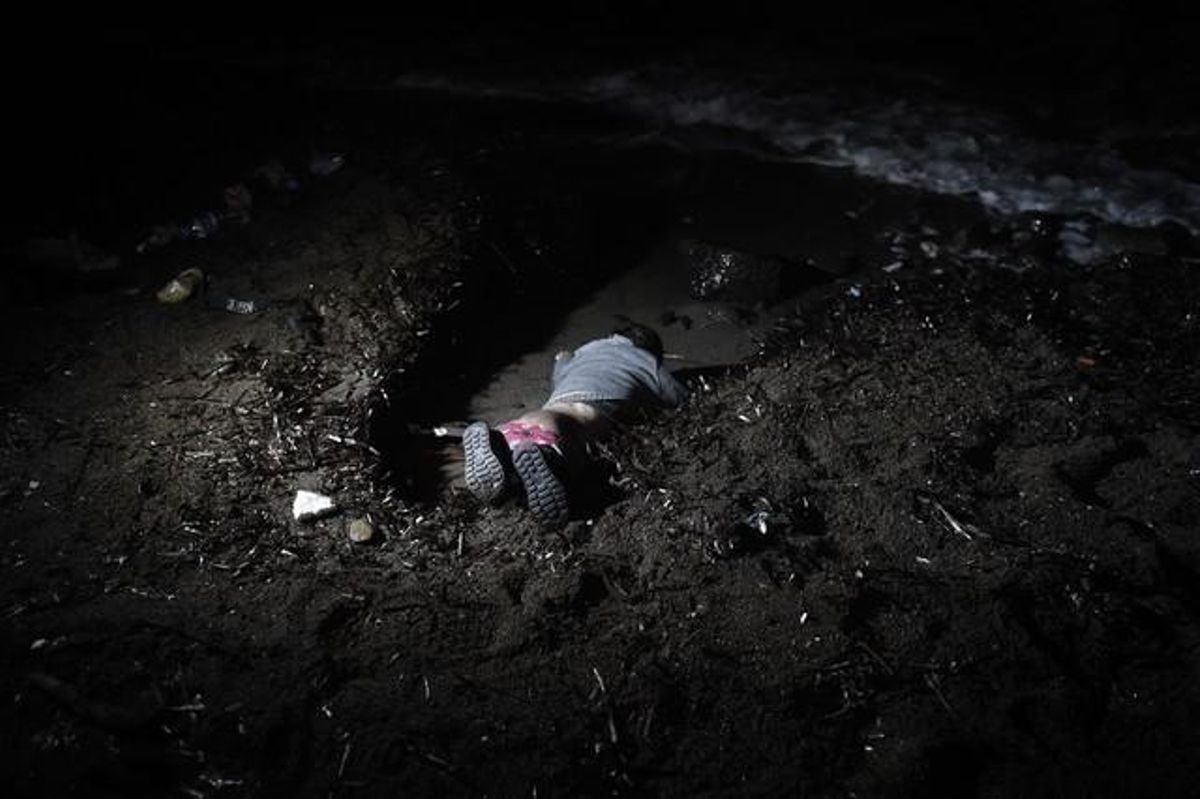 El cadáver del bebé ahogado que ha aparecido en una playa de Lesbos. El cadáver del bebé ahogado que ha aparecido en una playa de Lesbos.