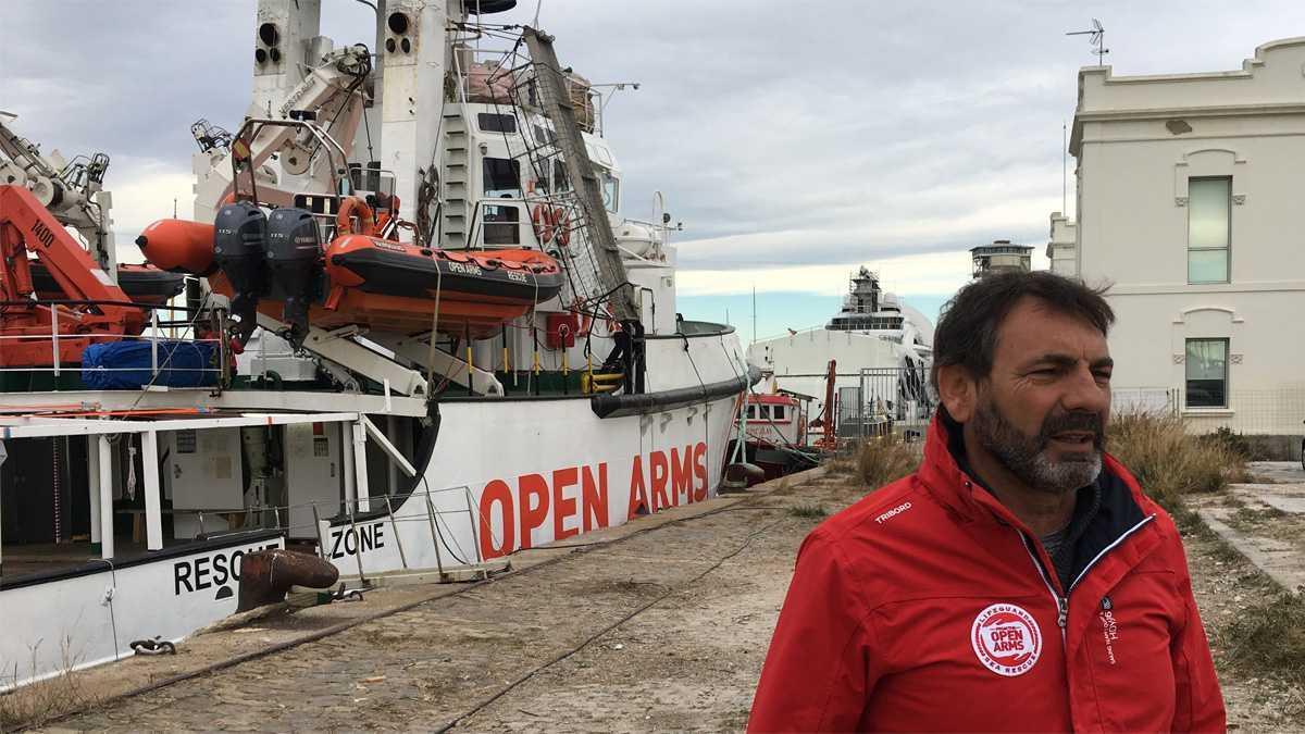 Oscar Camps, frente al Open Arms atracado en el puerto de Barcelona, este lunes.