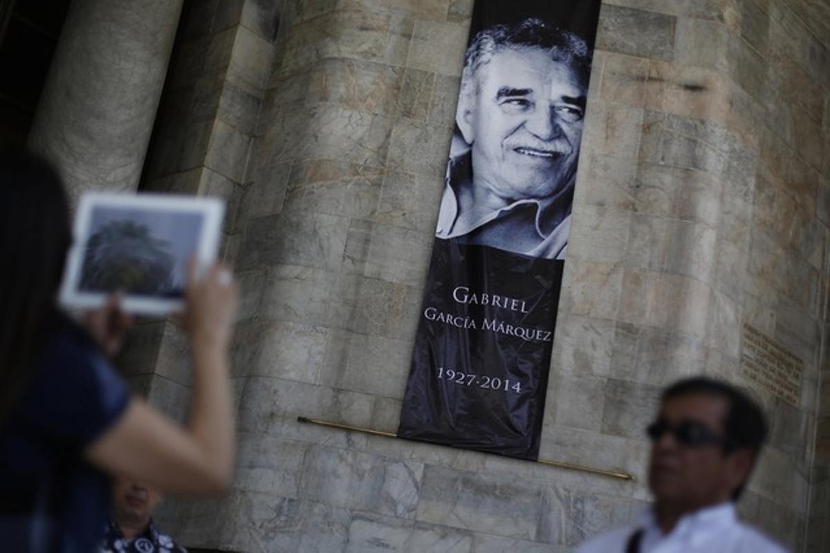 Cartel de Gabo en el Palacio de Bellas Artes de México tras la muerte del escritor, en 2014.