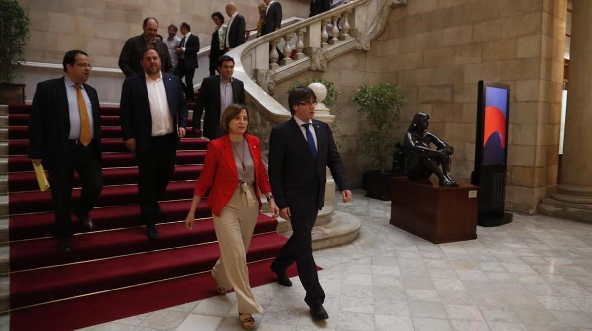 Forcadell y Puigdemont abren paso a la comitiva del Pacte Nacional pel Referèndum, antes de iniciar la cumbre de este martes.