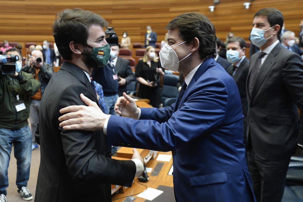 Juan García-Gallardo (Vox) y Alfonso Fernández Mañueco (PP), durante el acto de constitución de las Cortes de Castilla y León. Juan García-Gallardo (Vox) y Alfonso Fernández Mañueco (PP), durante el acto de constitución de las Cortes de Castilla y León.