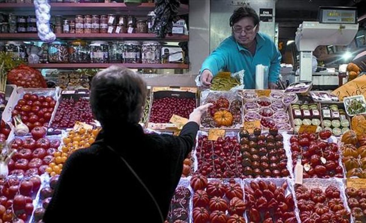 De compras Parada de frutas y verduras del mercado de Santa Caterina de Barcelona De compras Parada de frutas y verduras del mercado de Santa Caterina de Barcelona