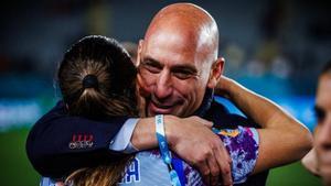 La FIFA expedienta a Luis Rubiales.