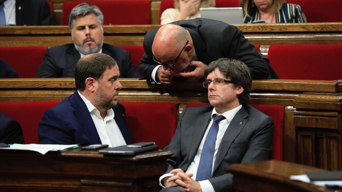 Oriol Junqueras y Carles Puigdemont, en septiembre del 2017, en el Parlament.